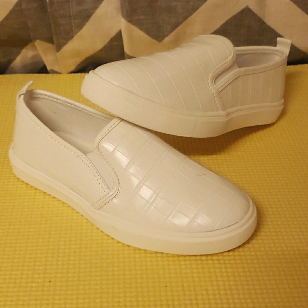 TENNIS SHOES